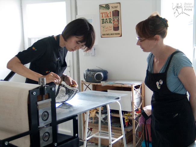 Image article, Asa Takeuchi en stage de Kitchen lithographie à l'Atelier Kitchen Print.